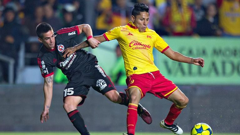 Raúl Ruidíaz pelea el balón en el partido contra Tijuana