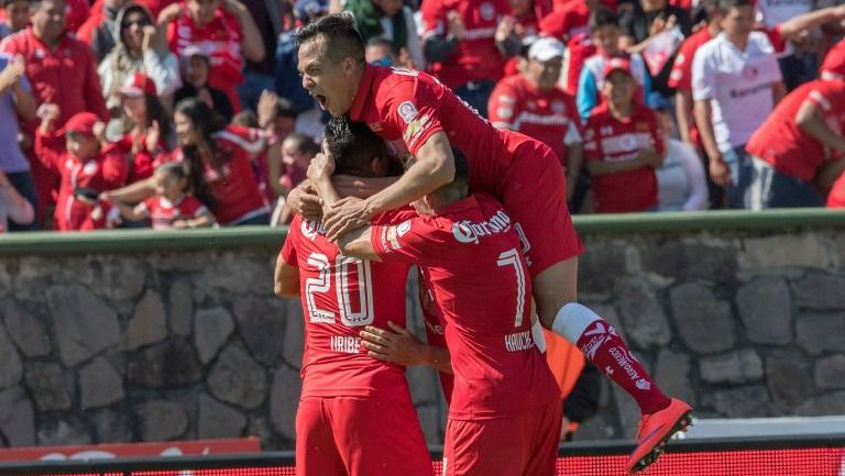 Pablo Barrientos festeja con sus compañeros su gol contra Atlas