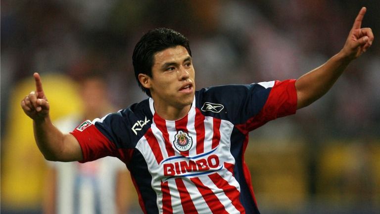 Gonzalo Pineda celebra un gol con Chivas en 2009