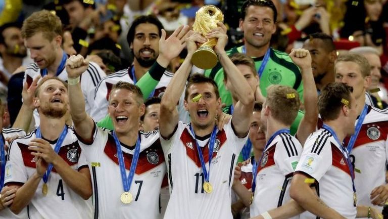 Klose levanta la Copa del Mundo que ganó Alemania en Brasil 2014 