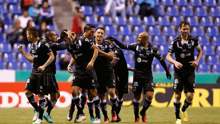 Jugadores del Monterrey celebran gol