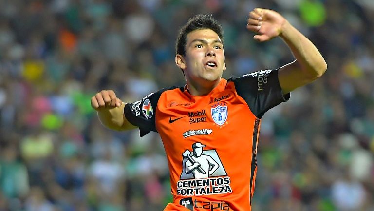 Hirving Lozano festeja un gol con Pachuca