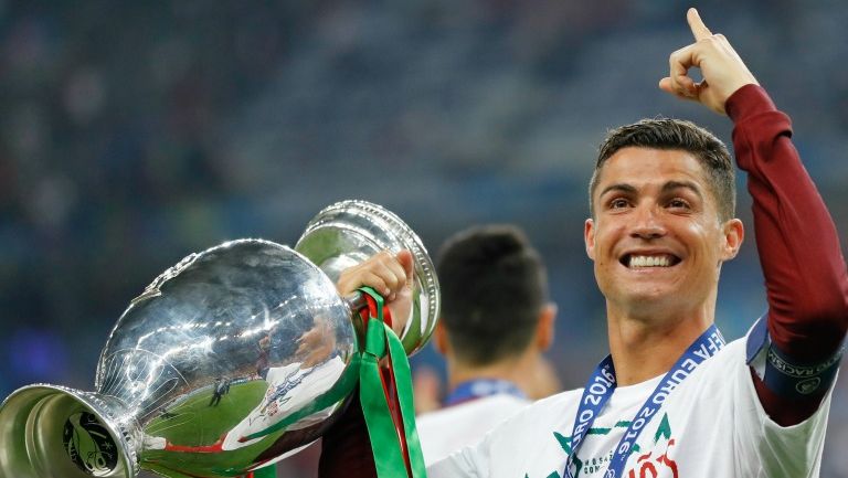 Cristiano Ronaldo sostiene el trofeo de la Champions League del 2016