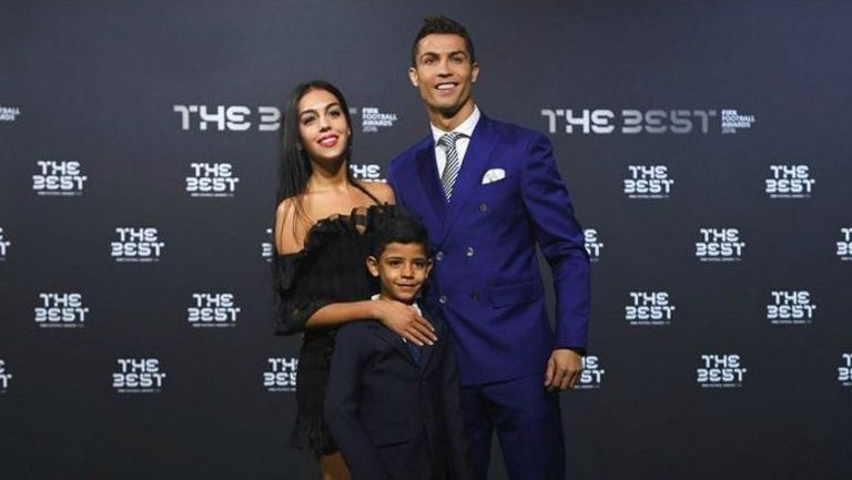 Cristiano Ronaldo con su novia y su hijo en los premios 'The Best'