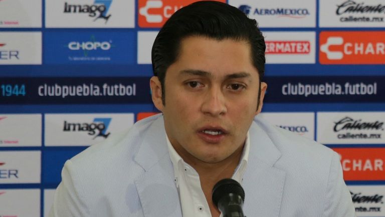 Carlos López Domínguez en una conferencia de prensa