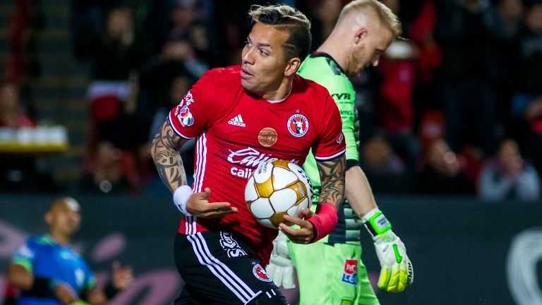 Dayro Moreno celebra un gol con Xolos