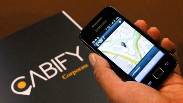 La aplicación de Cabify reflejada en un celular