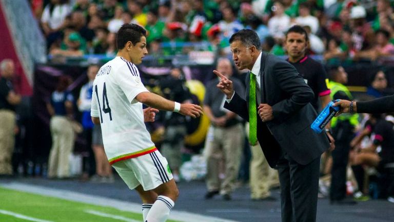 Osorio habla con Chicharito durante un juego del Tri en 2016