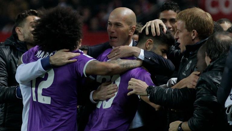 Zidane celebra un gol del Madrid con sus jugadores