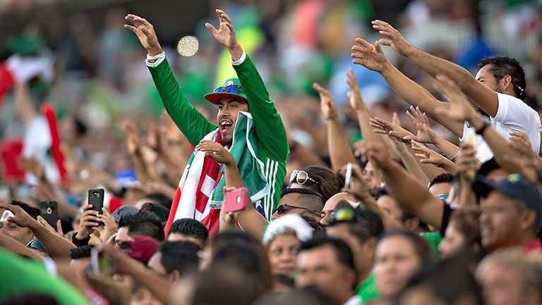 Aficionados gritan durante un juego de la Selección Mexicana