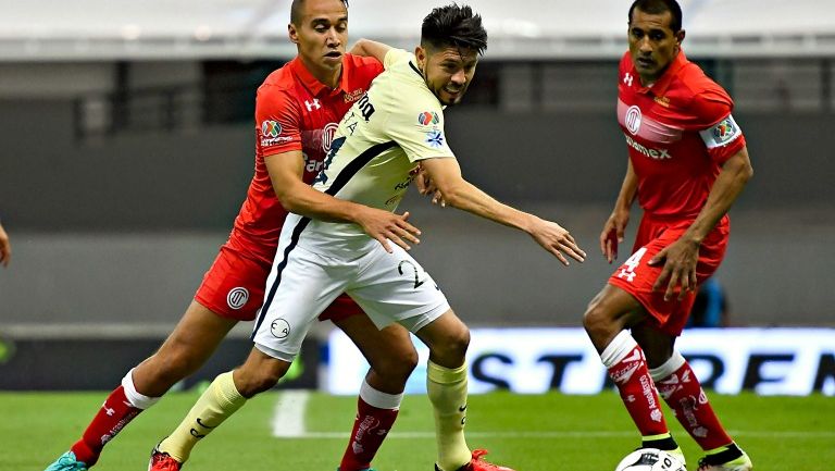 Oribe Peralta controla el balón en juego contra Toluca