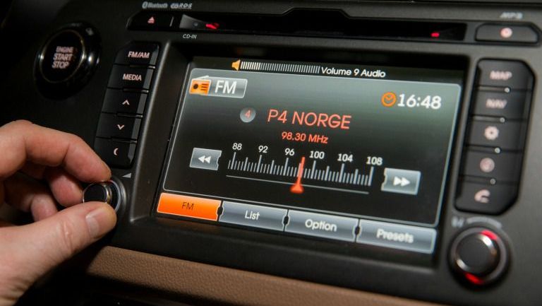 Un conductor ajusta una radio FM dentro de un coche en Oslo, Noruega