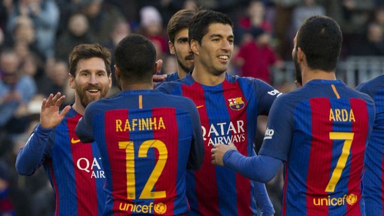 Barcelona festeja tras el gol de Luis Suárez contra Las Palmas