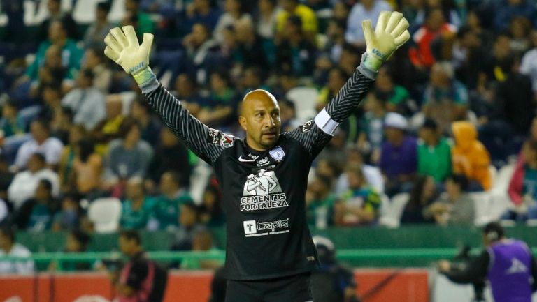 Óscar Pérez da indicaciones a los jugadores del Pachuca