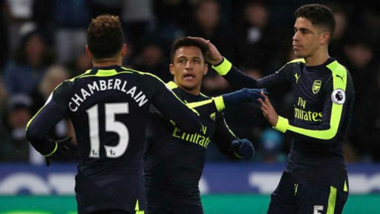 Sánchez, Chamberlain y Pulista festejan un gol frente al Swansea