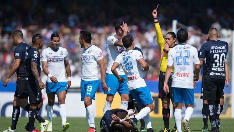 Oscar Macías muestra la tarjeta roja a Peñalba