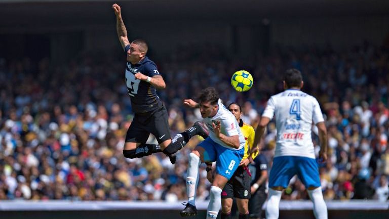 Nicolás Castillo y Gabriel Peñalba disputan un balón 