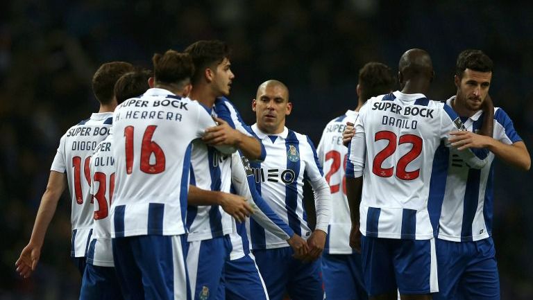 Jugadores de Porto celebran un gol contra Moreirense 