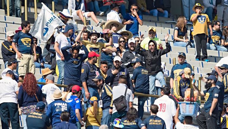 Aficionados de Pumas animan a su equipo en el juego contra Cruz Azul