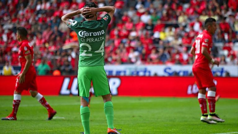 Oribe se lamenta durante el partido frente a Toluca