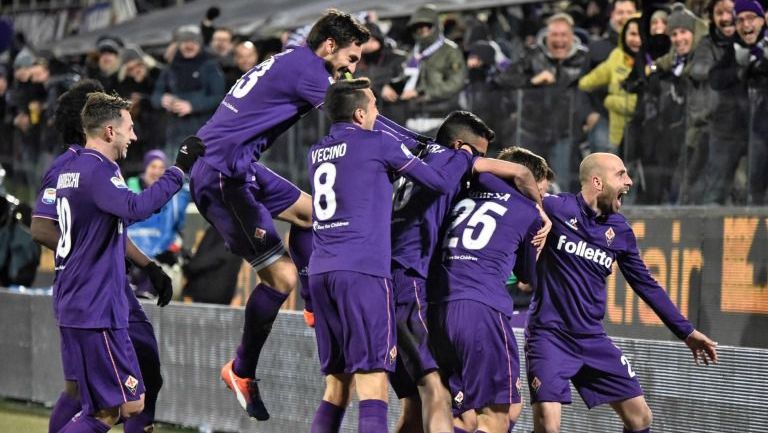 Jugadores de la Fiorentina celebran el segundo gol frente a la Juve