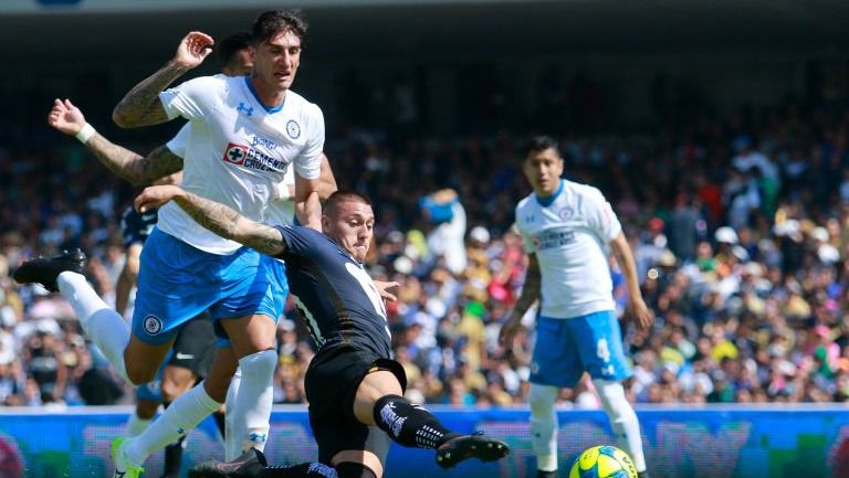 Peñalba y Castillo disputan un balón en el juego Pumas vs Cruz Azul