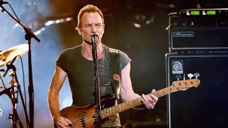 Sting toca su guitarra en uno de sus conciertos