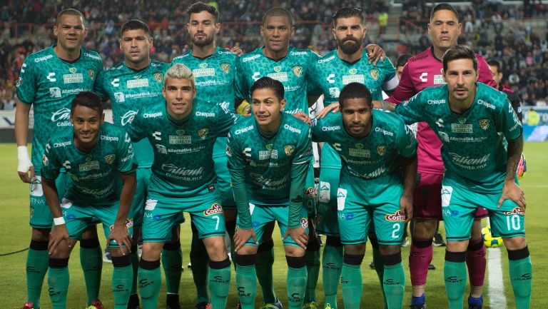 El equipo de los Jaguares de Chiapas posa para la foto previo al juego contra Pachuca