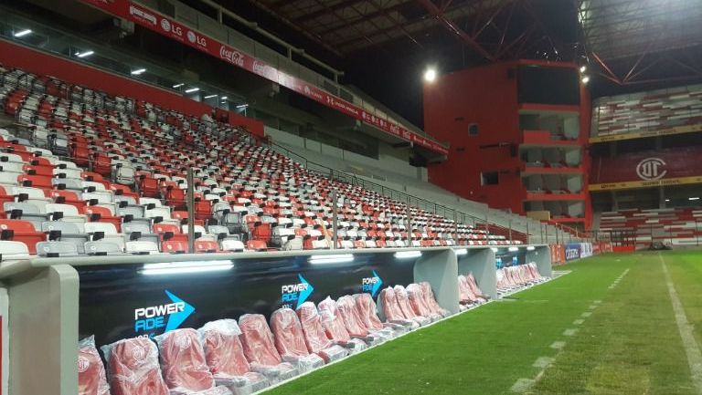 Nuevas bancas del 'nuevo' Estadio Nemesio Diez