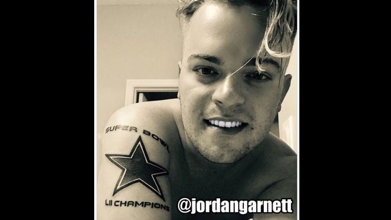 Jordan Garnett muestra la corrección que hizo en su tatuaje