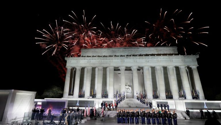 Fuegos artificiales arriba del Lincoln Memorial durante el evento de bienvenida a Donald Trump