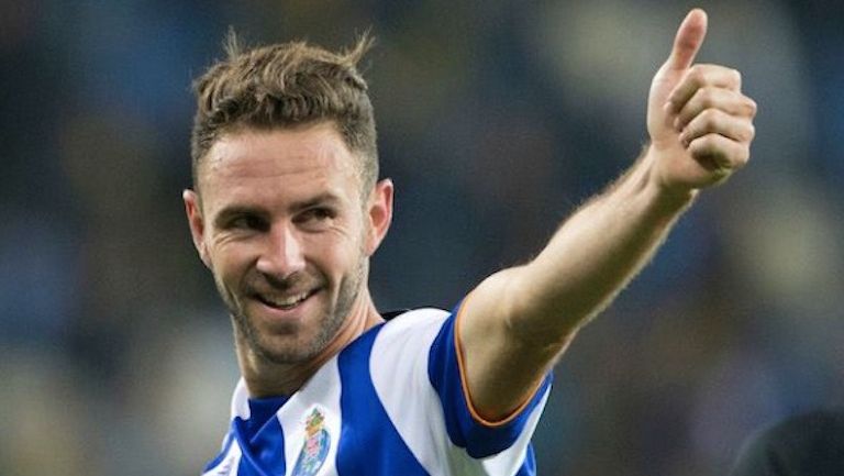 Layún, haciendo una seña de aprobación en un partido del Porto