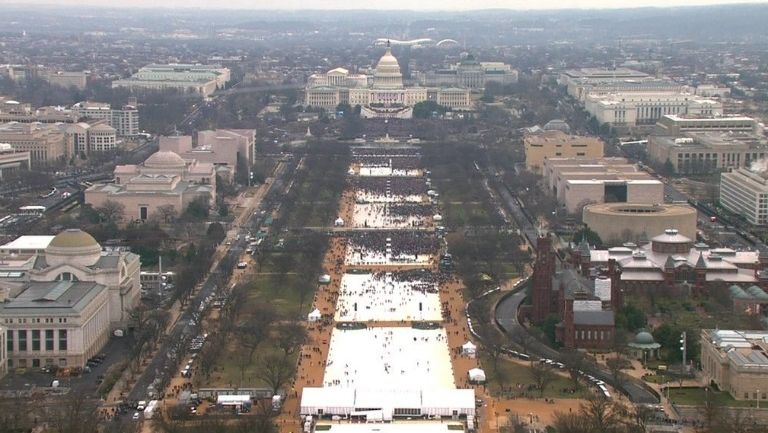 Fotografía panorámica de los asistentes a toma de protesta de Trump