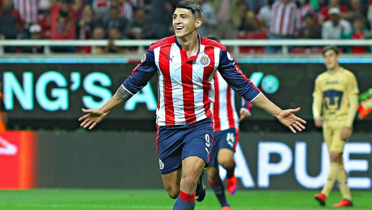 Alan Pulido festeja gol durante el partido de la Jornada 1