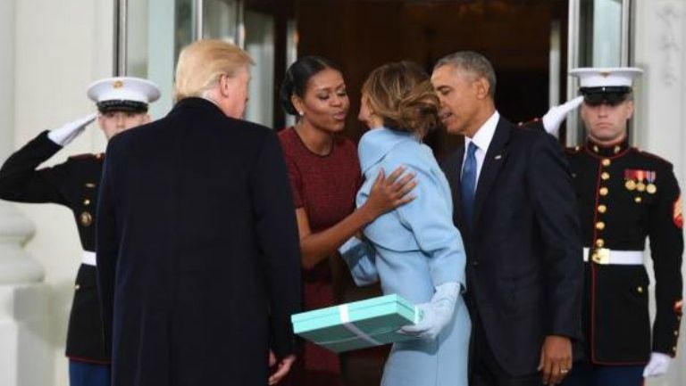 La familia Obama saluda al presidente Donald Trump y a su esposa Melania