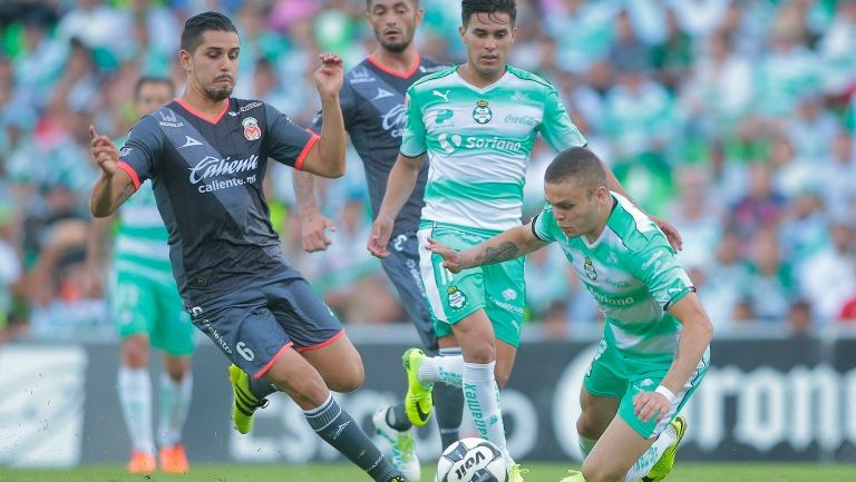 David Cabrera defiende el esférico en un duelo contra Santos