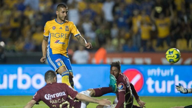 Ismael Sosa remata a portería durante el juego Tigres vs América