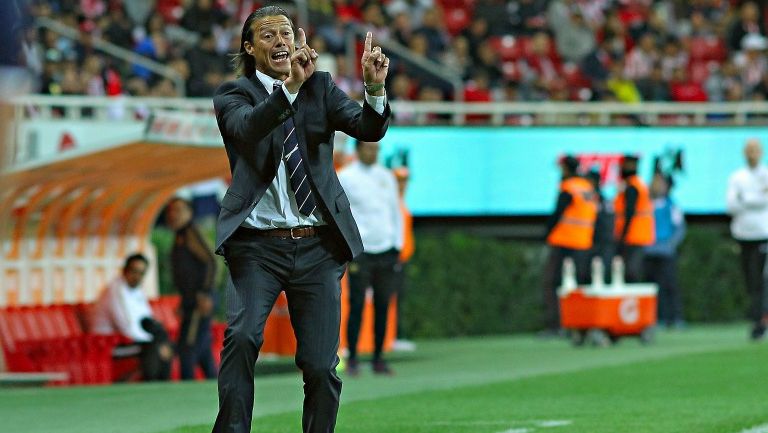 Almeyda da indicaciones durante un partido de Chivas