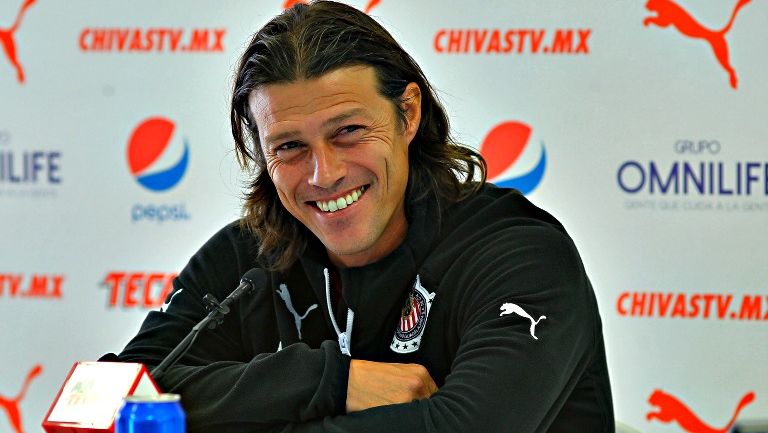 Almeyda sonríe en una conferencia de prensa de Chivas