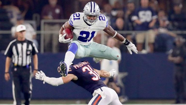 Ezekiel Elliott brinca a un jugador de Chicago para evitar se tackleado