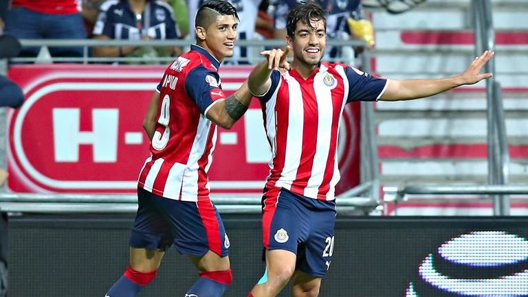 Rodolfo Pizarro y Alan Pulido celebran un gol con Chivas