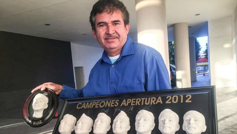 Hugo Partida posa con las figuras de los jugadores de Xolos