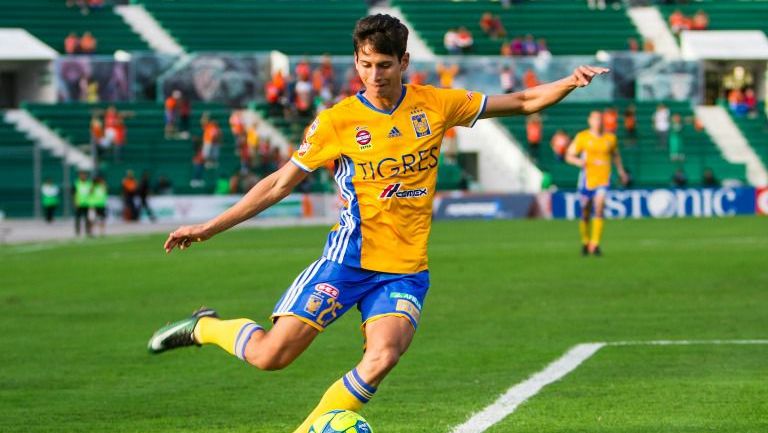 Jürgen Damm patea el balón durante el juego Chiapas vs Tigres