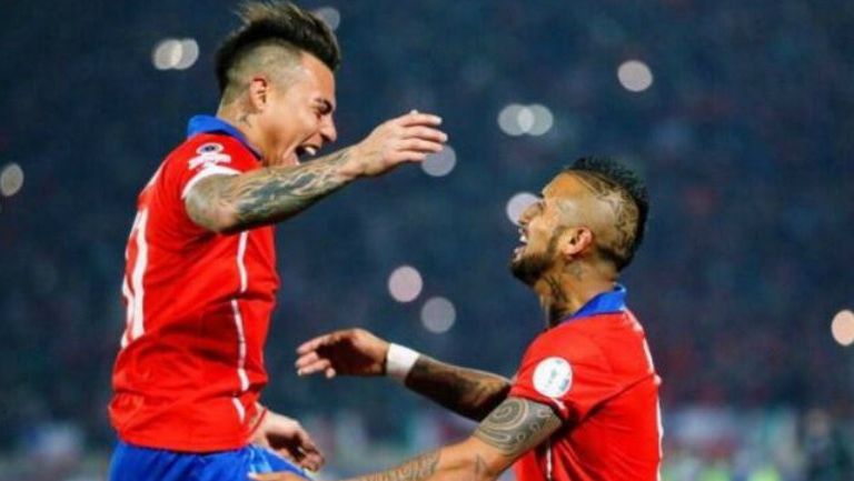 Edu Vargas celebra un gol de la Selección de Chile junto a Arturo Vidal