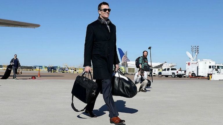 Tom Brady camina por el aeropuerto tras bajarse del avión