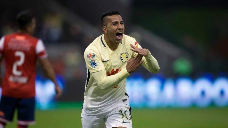 Cecilio Domínguez festeja su primer gol con América