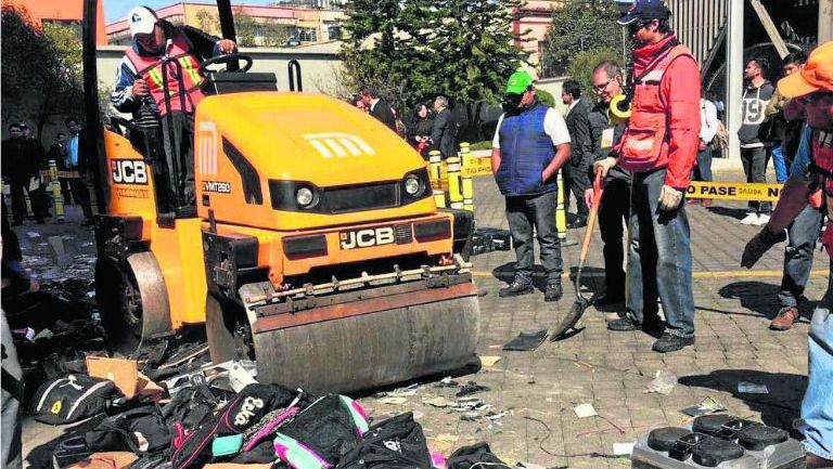 El Sistema de Transporte Colectivo destruye bocinas con una aplanadora