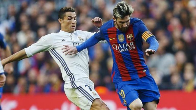 Cristiano Ronaldo y Lionel Messi pelean el balón 