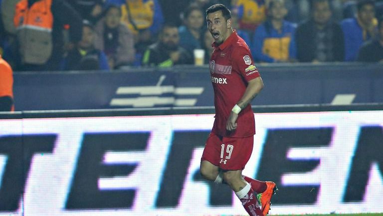 Sambueza celebra su primer gol con el Toluca