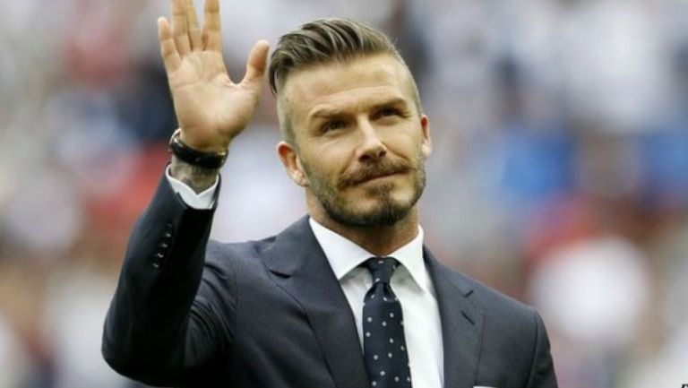 David Beckham saluda al público durante un evento